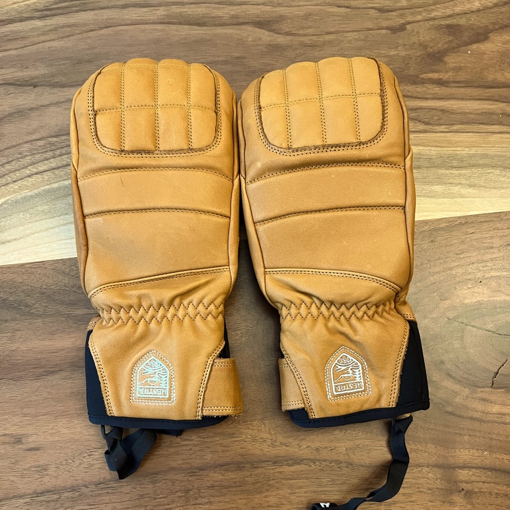 Hestra women’s camel gloves, size 8